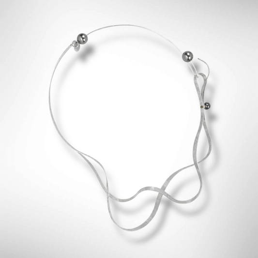 VIBE 3 An Up-Do Delicate Wavy Necklace from the SOUND Collection with Simulated Pearls