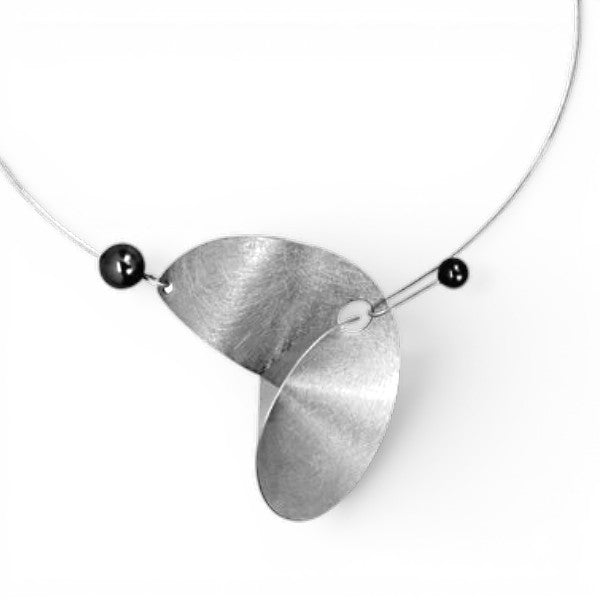 SOUND | DECIBEL 2 Understated Focal Necklace with Simulated Pearls