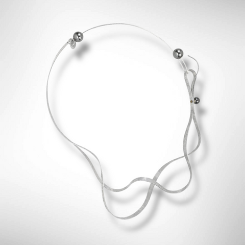 VIBE 3 An Up-Do Delicate Wavy Necklace from the SOUND Collection with Simulated Pearls