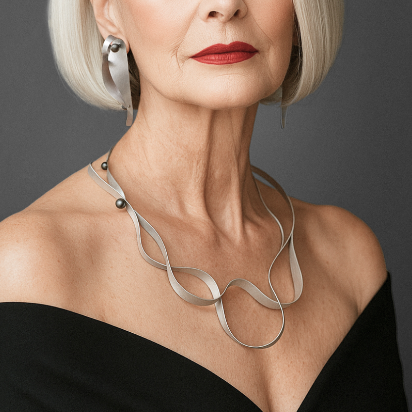 VIBE 3 An Up-Do Delicate Wavy Necklace from the SOUND Collection with Simulated Pearls