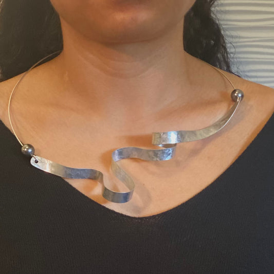 VIBE 2 A Simple an Delicate Sound Wave Necklace from the SOUND Collection with Simulated Pearls