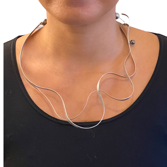 VIBE 3 An Up-Do Delicate Wavy Necklace from the SOUND Collection with Simulated Pearls